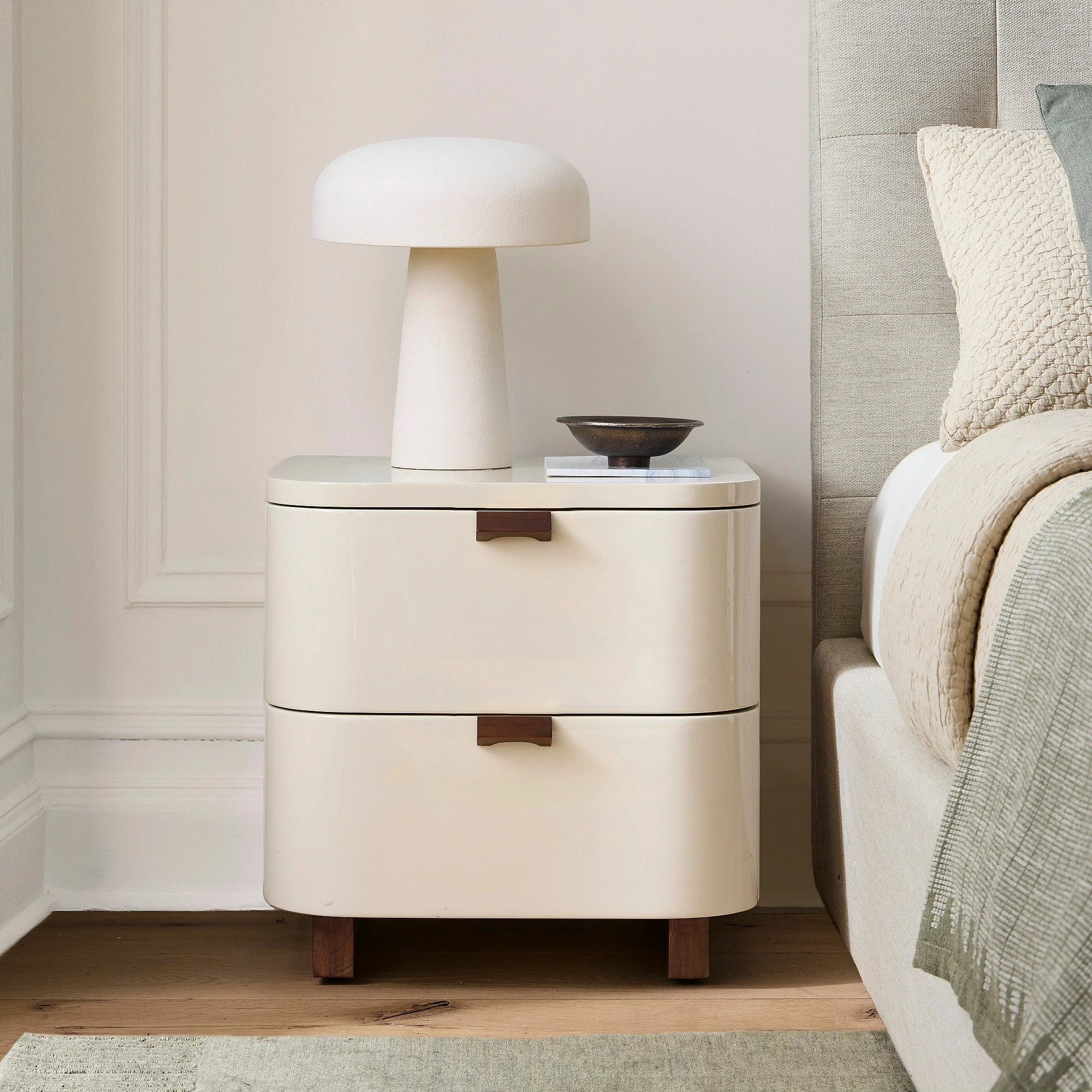 shea-high-gloss-enameled-lacquer-nightstand-20-9-xl كومودينة ليلي شيا خشبية, تصميم أنيق وعصري, خامات متينة, عملية
